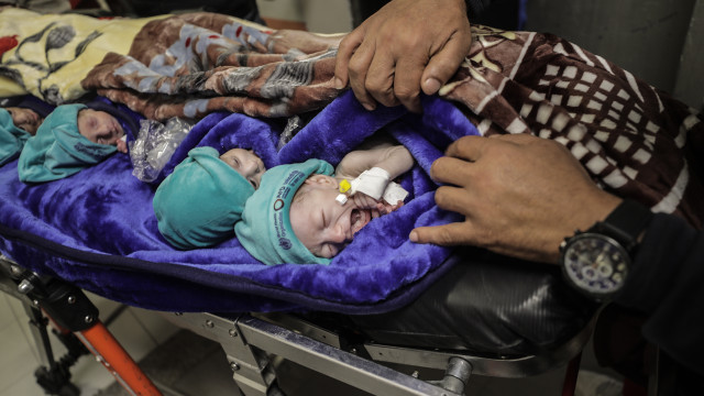 Health personnel prepare premature babies to be transferred to Egypt after they were evacuated from Gaza Al-Shifa hospital 20 November 2023